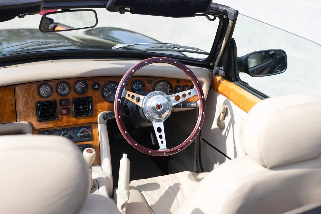 1995 MG RV8 - Image 21 of 30