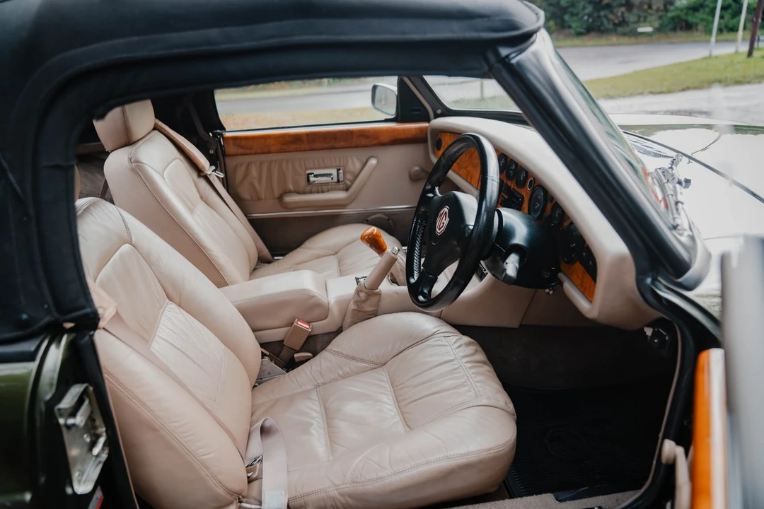 1995 MG RV8 - Image 18 of 30