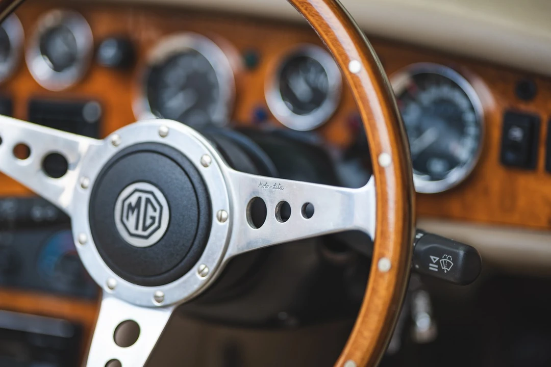 1995 MG RV8 - Image 28 of 30