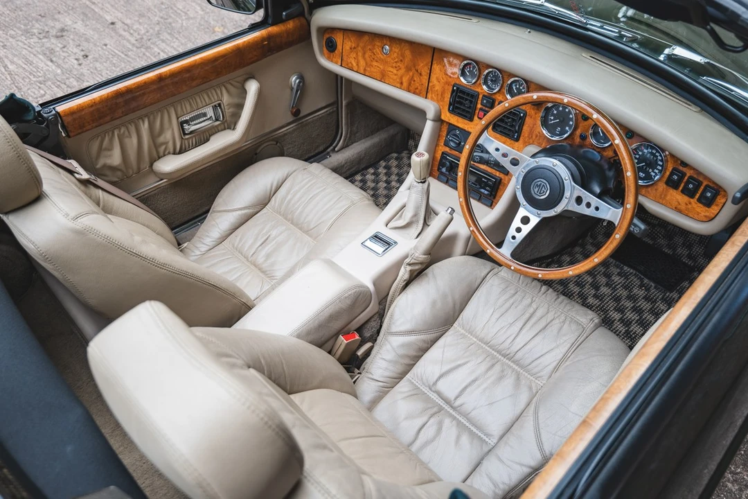 1995 MG RV8 - Image 23 of 30