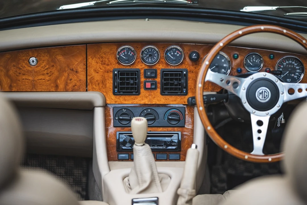 1995 MG RV8 - Image 22 of 30