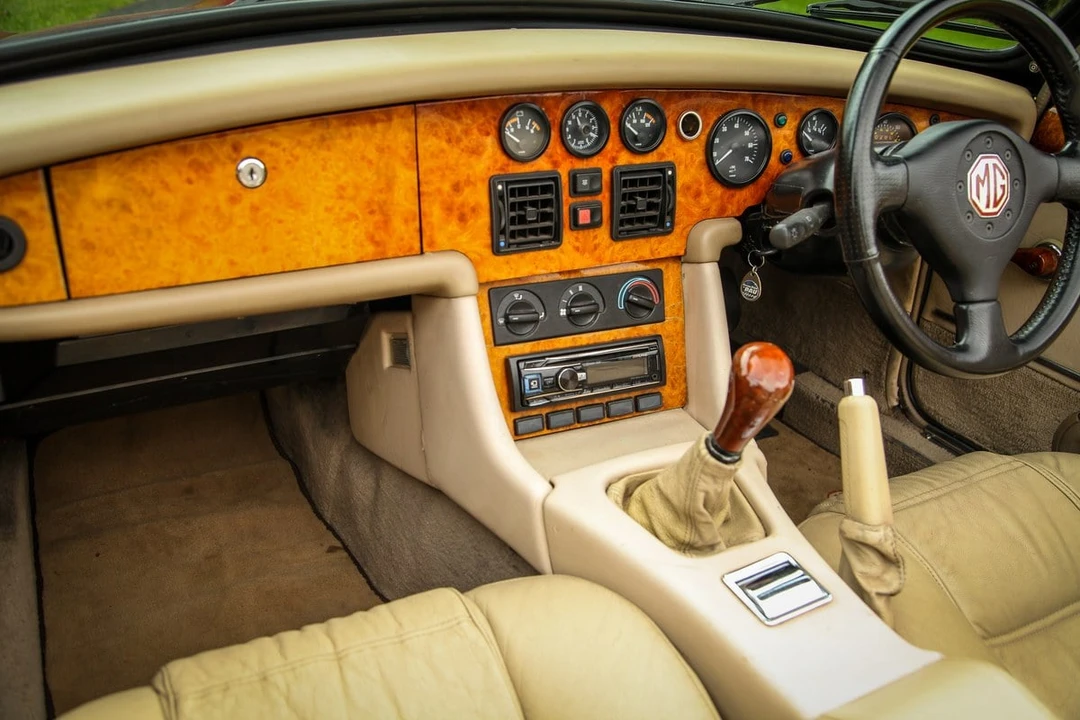 1995 MG RV8 - Image 26 of 30