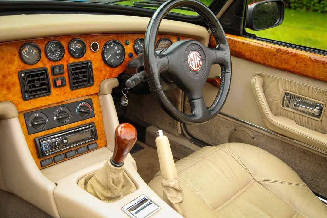 1995 MG RV8 - Image 27 of 30