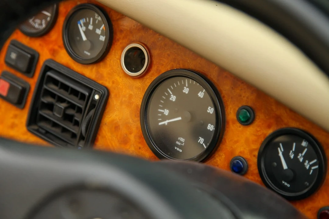 1995 MG RV8 - Image 24 of 30