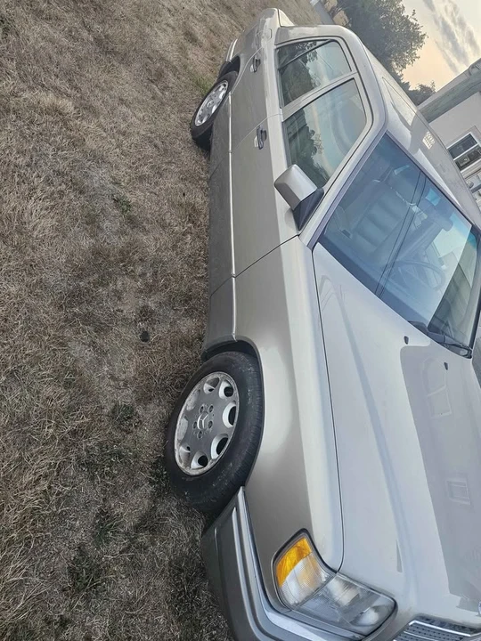 1995 Mercedes-Benz W124 E-Class - Image 2 of 7