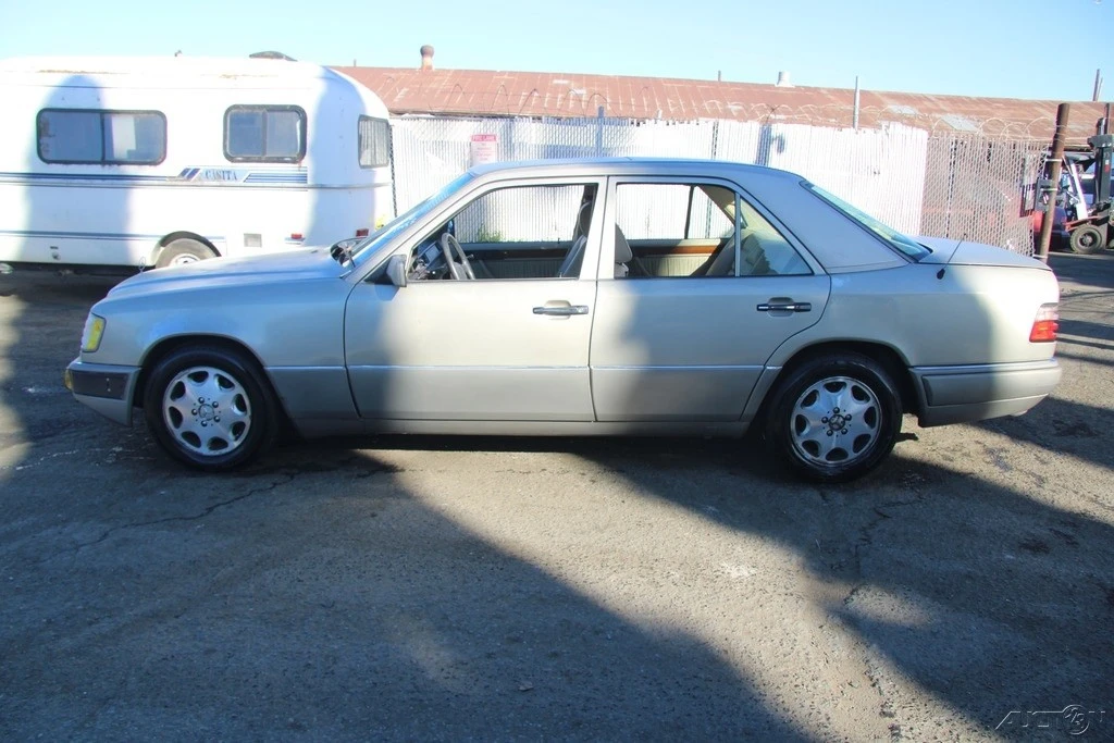 1995 Mercedes-Benz W124 E-Class - Image 3 of 21