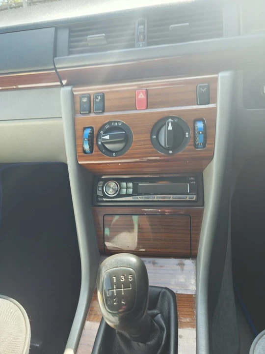 1995 Mercedes-Benz W124 E-Class - Image 30 of 30