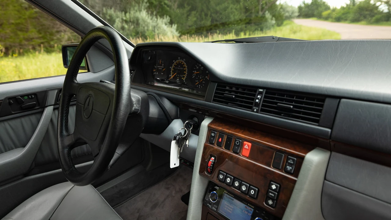 1995 Mercedes-Benz W124 E-Class - Image 12 of 20