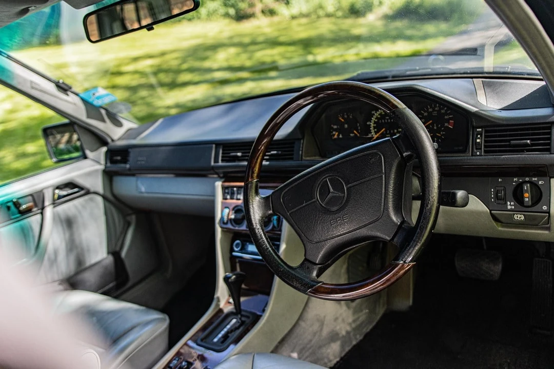 1995 Mercedes-Benz W124 E-Class - Image 13 of 30