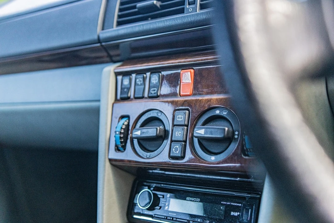 1995 Mercedes-Benz W124 E-Class - Image 18 of 30