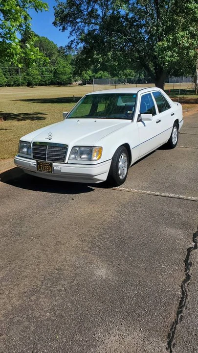 1995 Mercedes-Benz W124 E-Class - Image 2 of 12