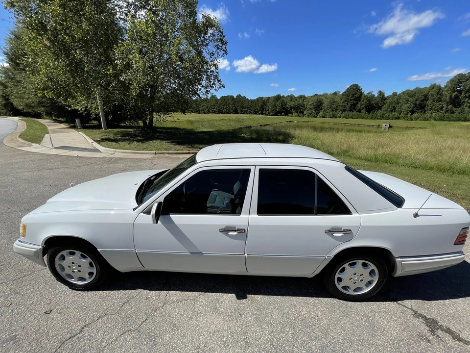 1995 Mercedes-Benz W124 E-Class - Image 9 of 31