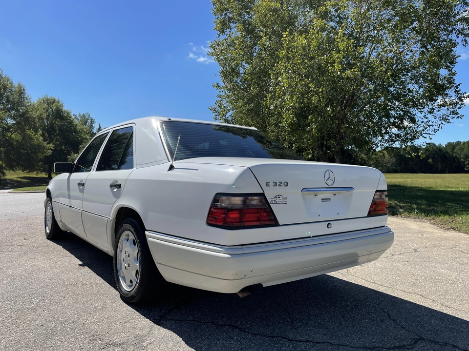 1995 Mercedes-Benz W124 E-Class - Image 11 of 31