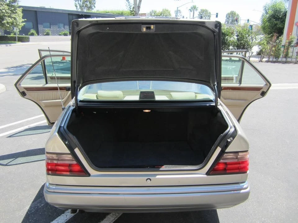 1995 Mercedes-Benz W124 E-Class - Image 10 of 20