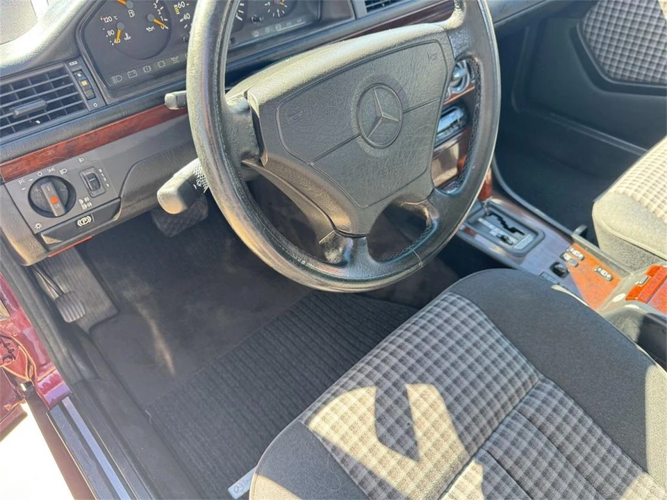 1995 Mercedes-Benz W124 E-Class - Image 26 of 31