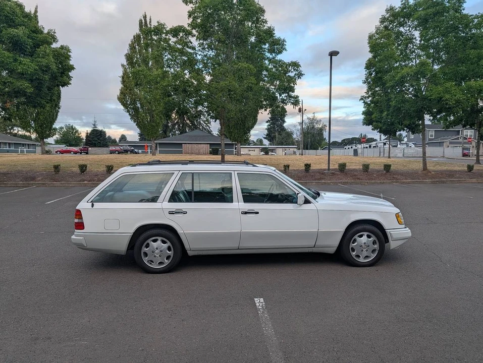 1995 Mercedes-Benz W124 E-Class - Image 2 of 7