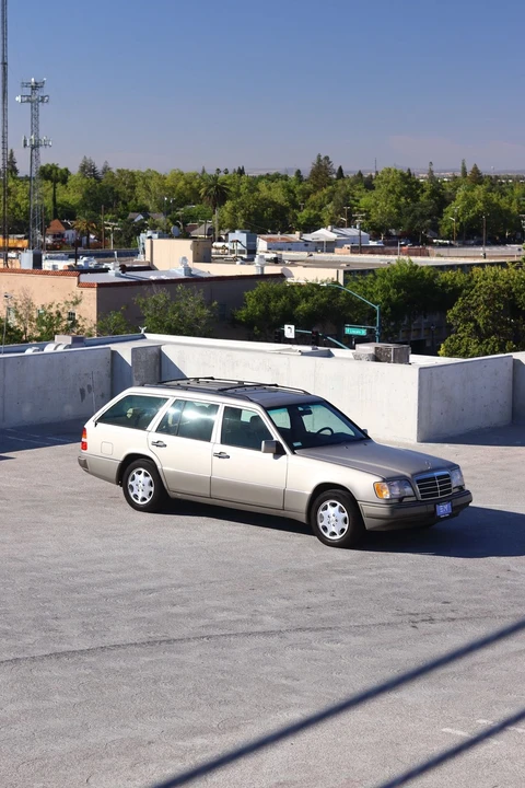 1995 Mercedes-Benz W124 E-Class - Image 2 of 31
