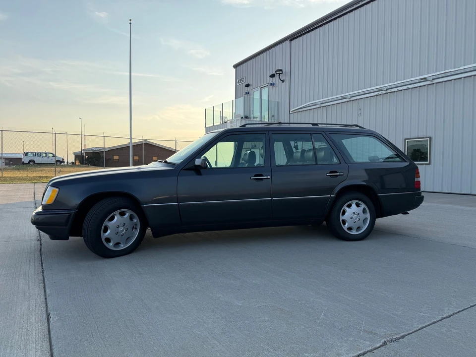 1995 Mercedes-Benz W124 E-Class - Image 2 of 31