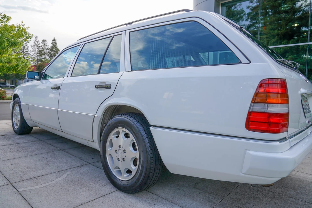 1995 Mercedes-Benz W124 E-Class - Image 13 of 31