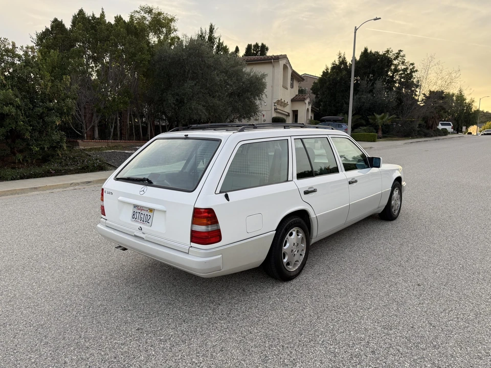1995 Mercedes-Benz W124 E-Class - Image 13 of 31
