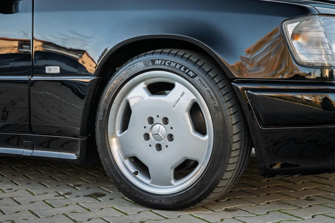 1995 Mercedes-Benz W124 E-Class - Image 13 of 30