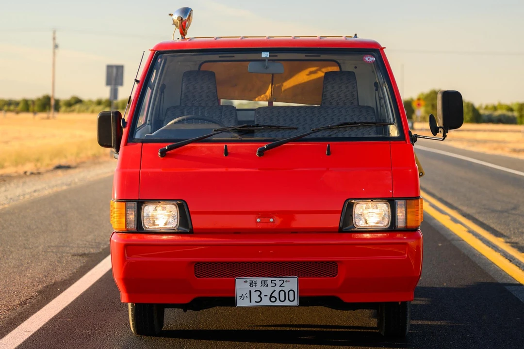 1995 Mitsubishi Delica 4th Gen - Image 2 of 31