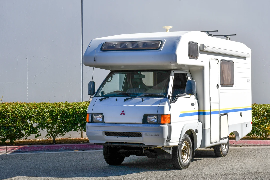 1995 Mitsubishi Delica 4th Gen - Image 2 of 31