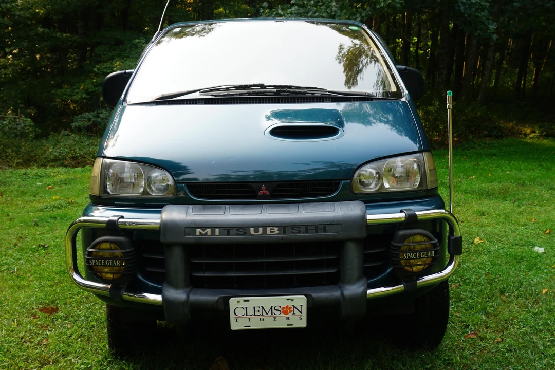 1995 Mitsubishi Delica 4th Gen - Image 2 of 9