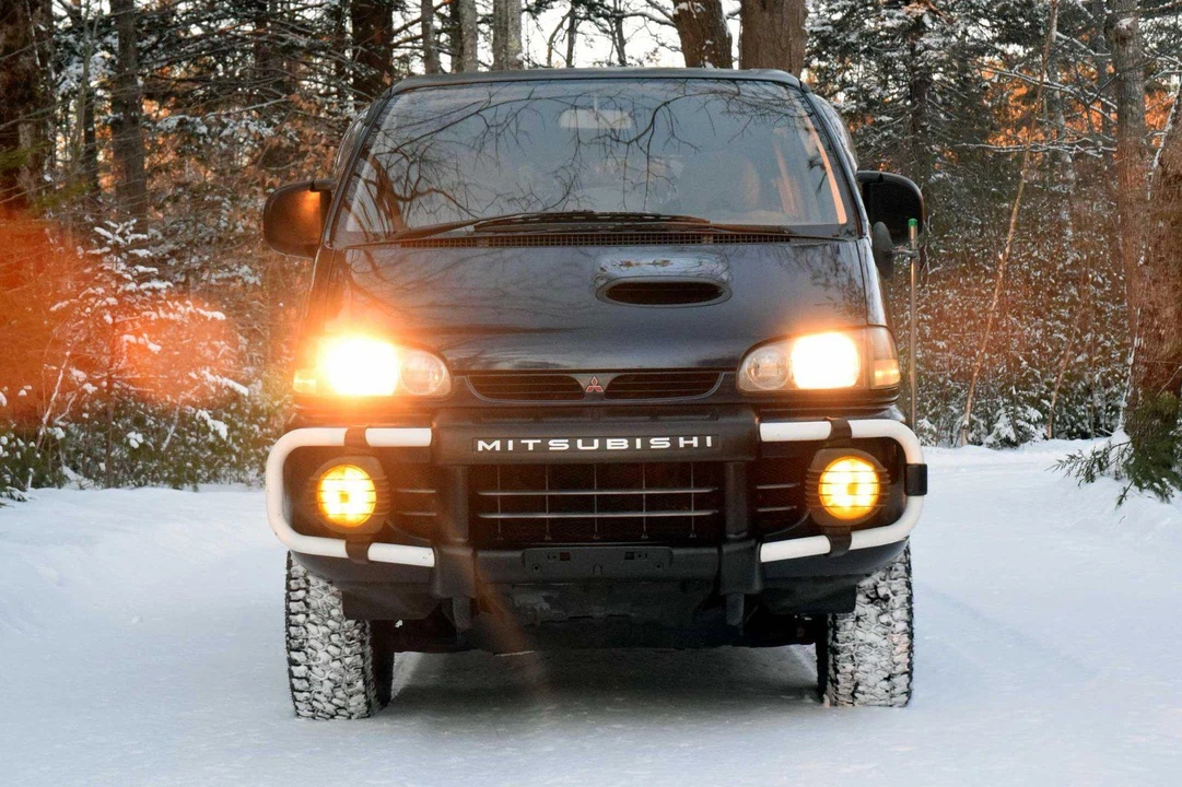 1995 Mitsubishi Delica 4th Gen - Image 2 of 31