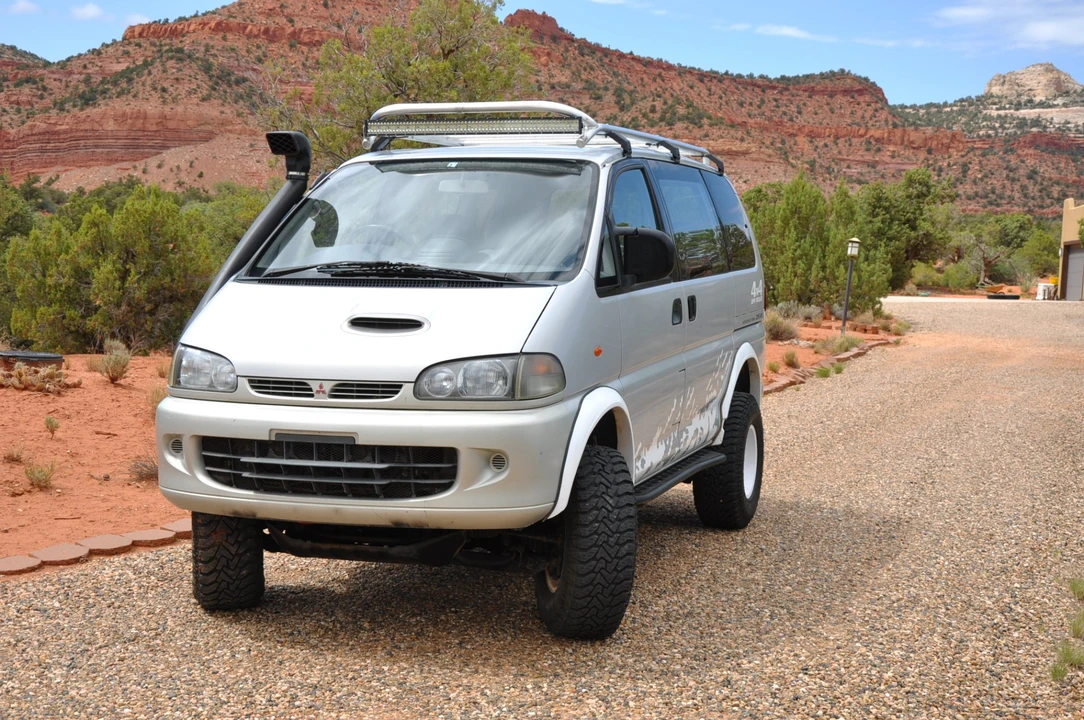 1995 Mitsubishi Delica 4th Gen - Image 2 of 31