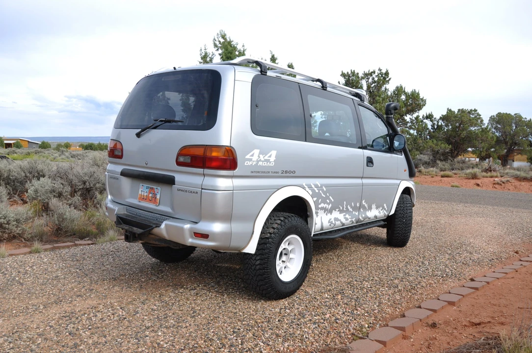1995 Mitsubishi Delica 4th Gen - Image 8 of 31
