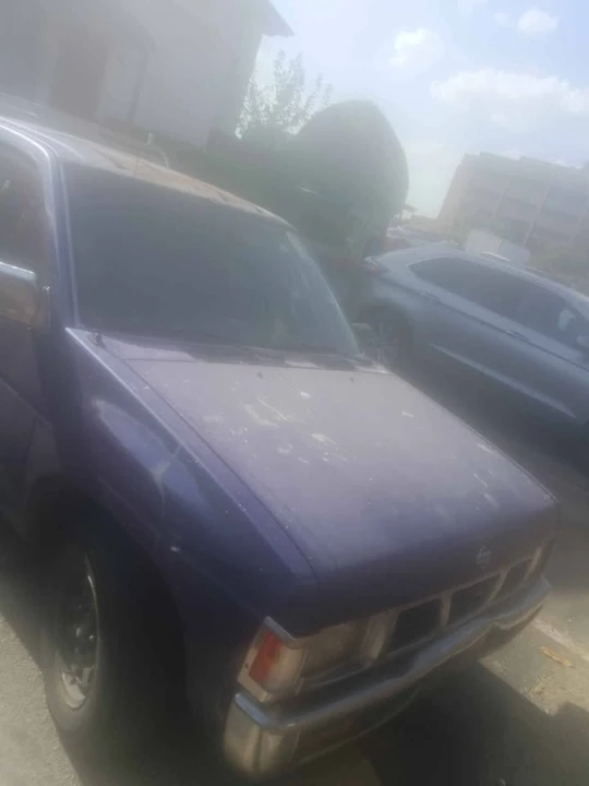 1995 Nissan Frontier - Image 2 of 4
