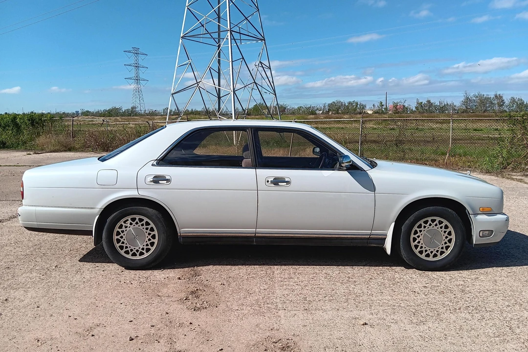 1995 Nissan Gloria 8th Gen - Image 3 of 31