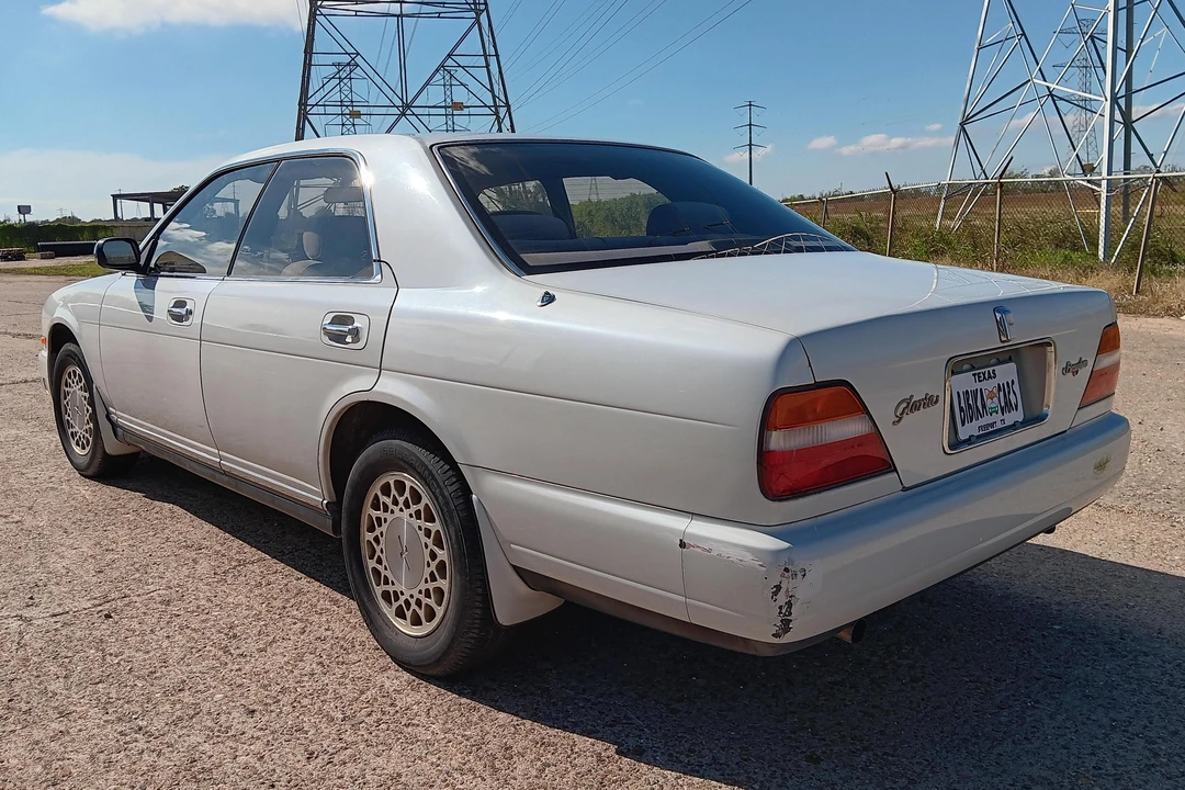 1995 Nissan Gloria 8th Gen - Image 4 of 31