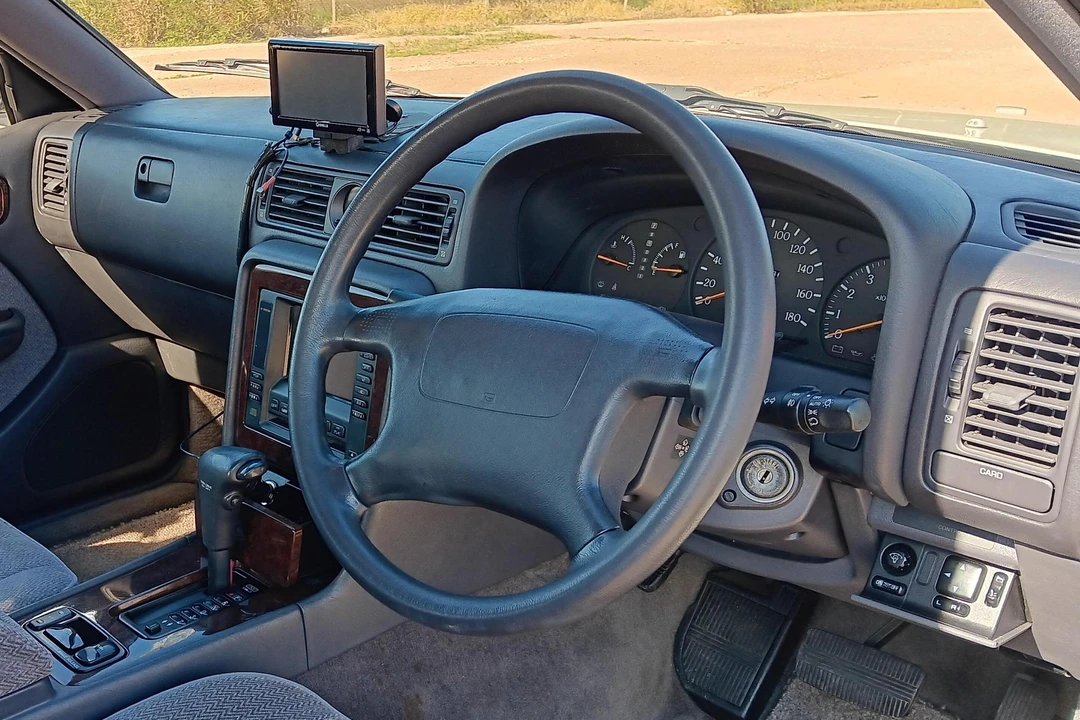 1995 Nissan Gloria 8th Gen - Image 21 of 31