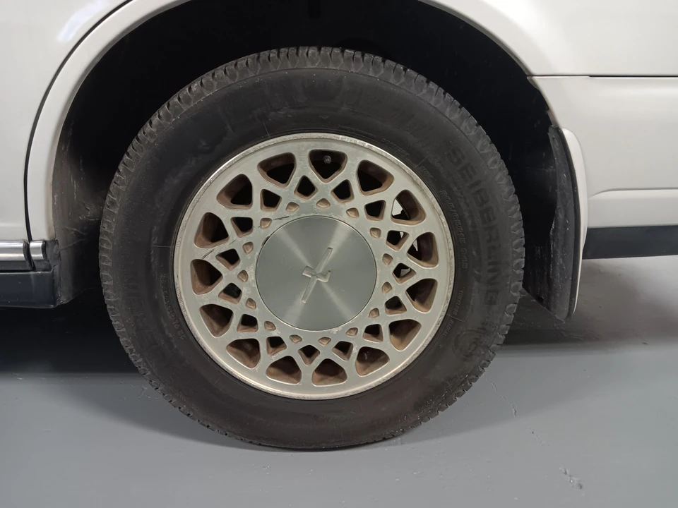 1995 Nissan Gloria 8th Gen - Image 17 of 31