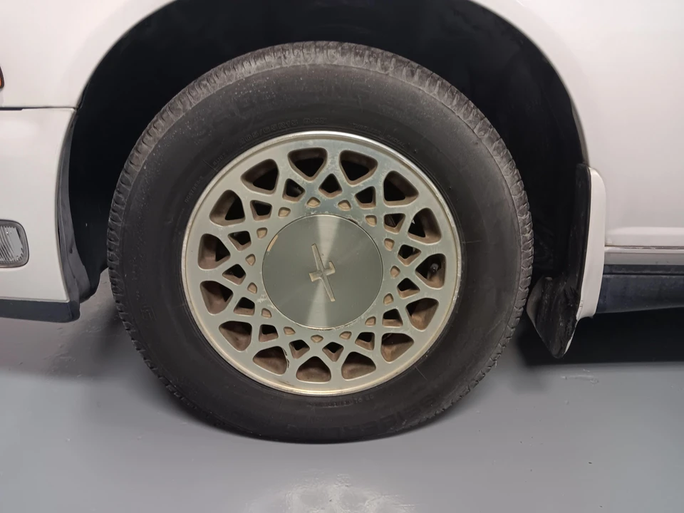 1995 Nissan Gloria 8th Gen - Image 15 of 31