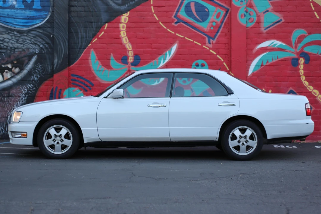 1995 Nissan Gloria 9th Gen - Image 3 of 31