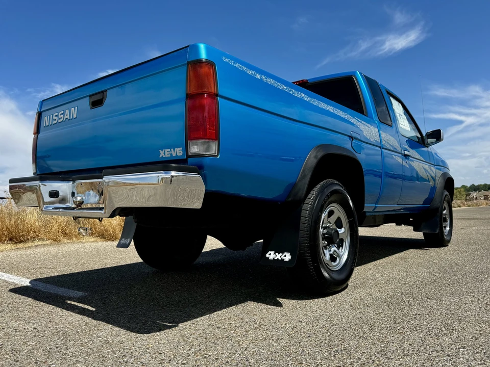 1995 Nissan Frontier - Image 12 of 31