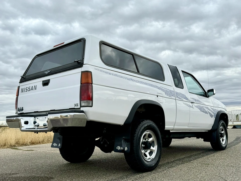 1995 Nissan Frontier - Image 12 of 31