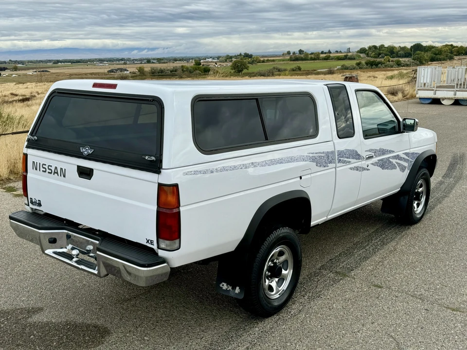 1995 Nissan Frontier - Image 10 of 31