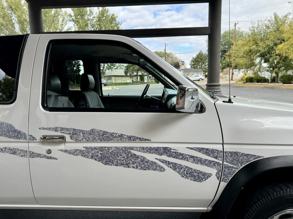 1995 Nissan Frontier - Image 29 of 31