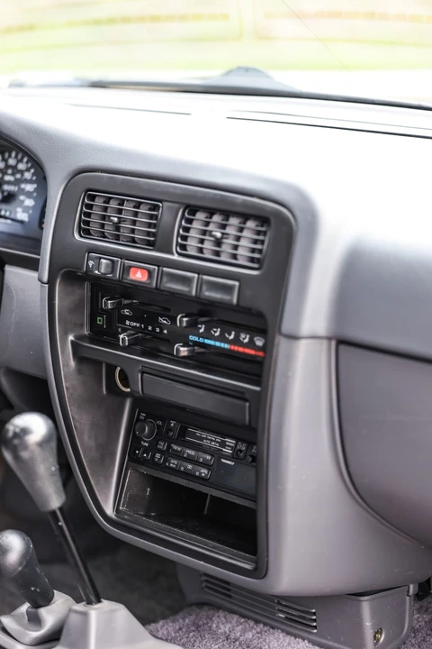1995 Nissan Frontier - Image 21 of 31