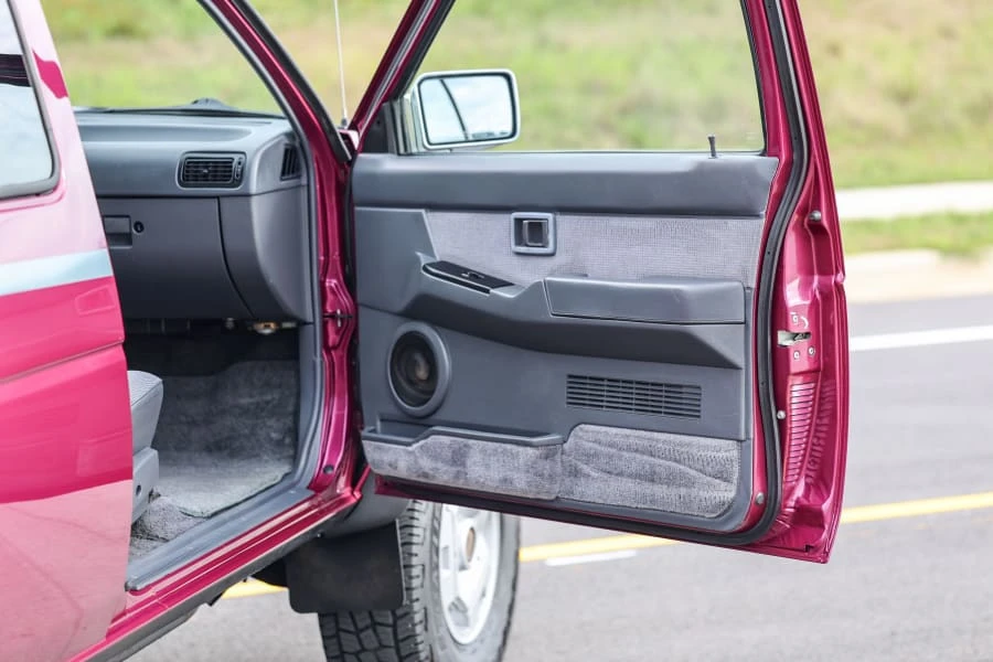 1995 Nissan Frontier - Image 25 of 31