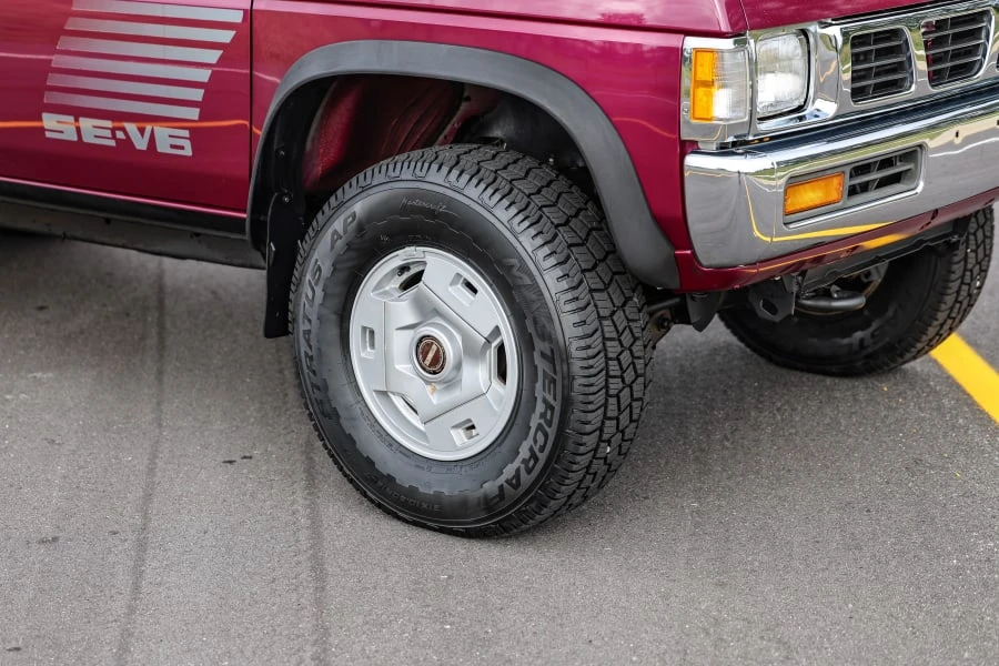 1995 Nissan Frontier - Image 11 of 31
