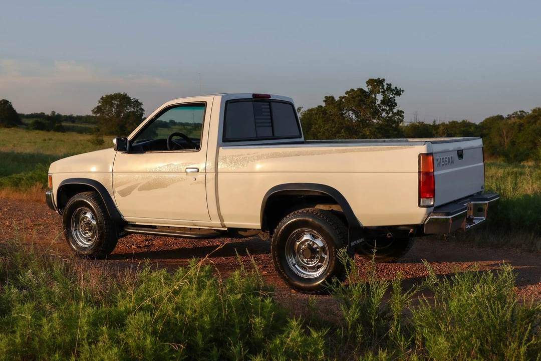 1995 Nissan Frontier - Image 12 of 31