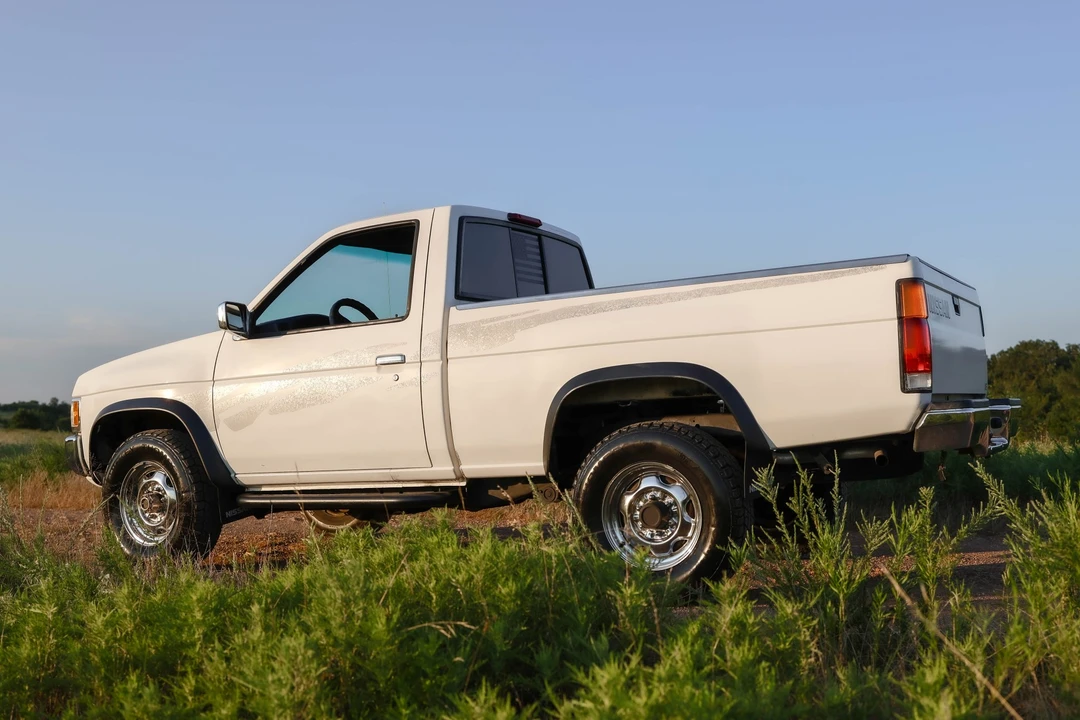 1995 Nissan Frontier - Image 10 of 31