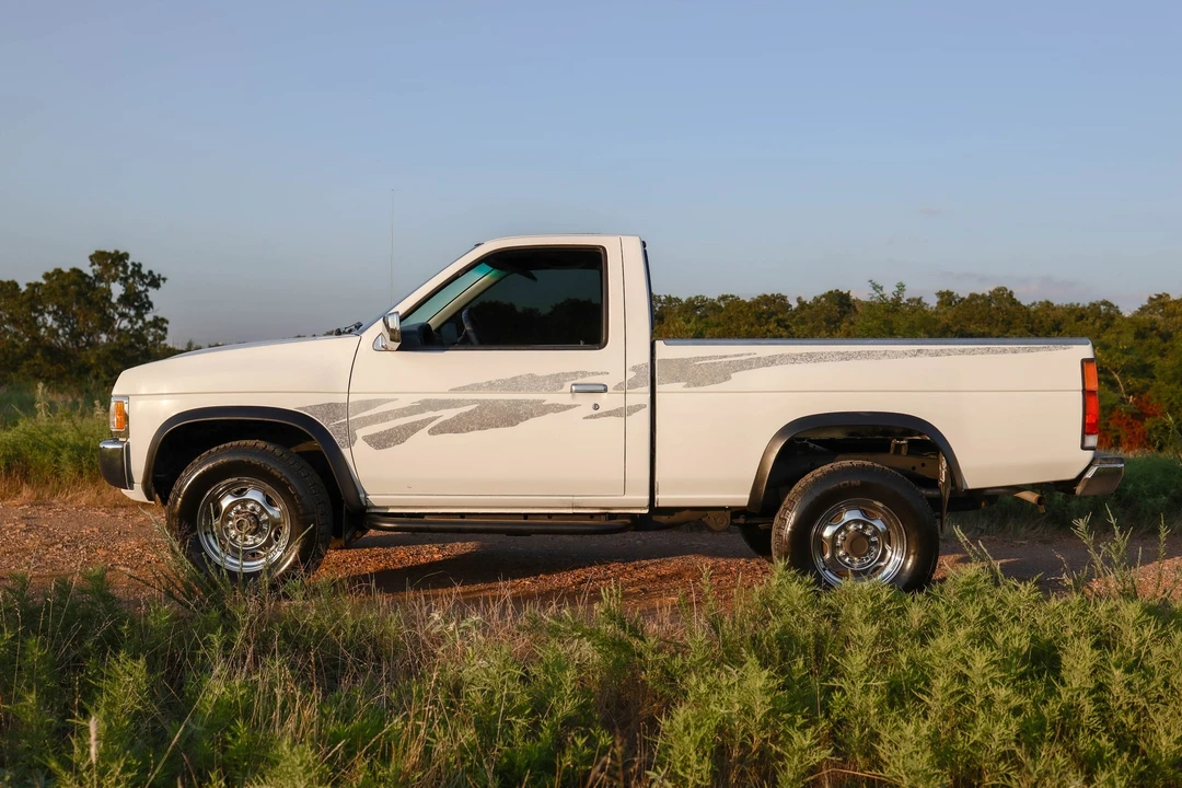 1995 Nissan Frontier - Image 9 of 31