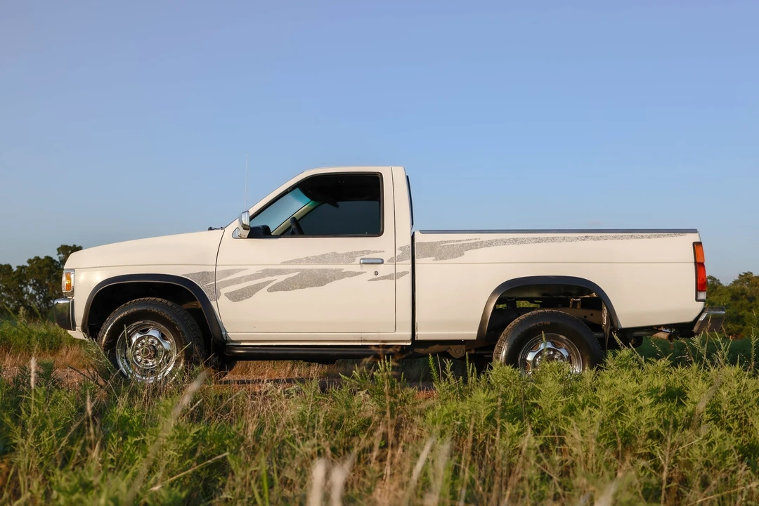 1995 Nissan Frontier - Image 8 of 31