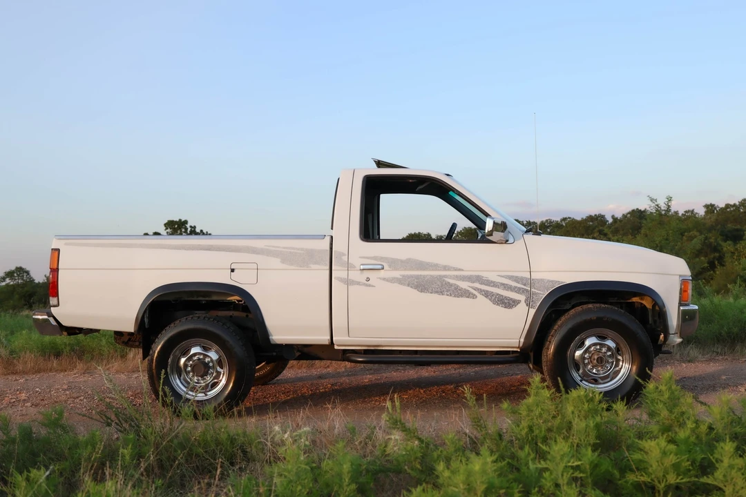 1995 Nissan Frontier - Image 18 of 31